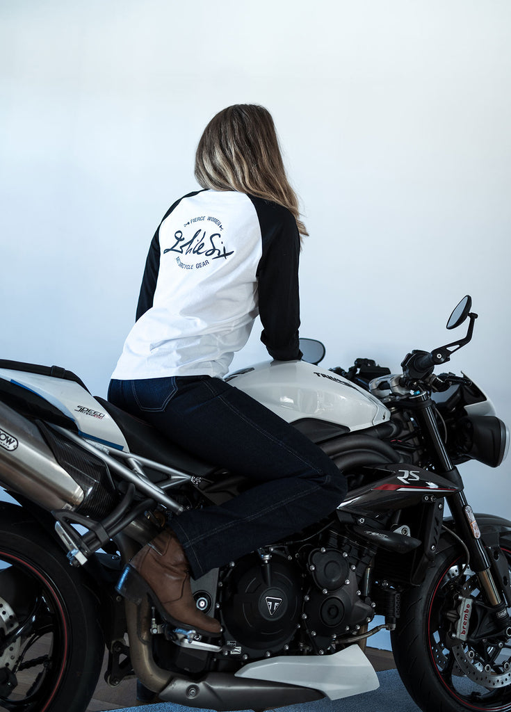 Le t-shirt Classic en coton biologique pour femme motarde sur sa moto