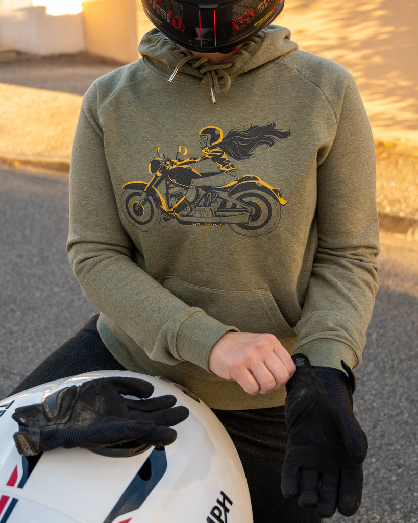 femme avec un casque de moto ou scooter 