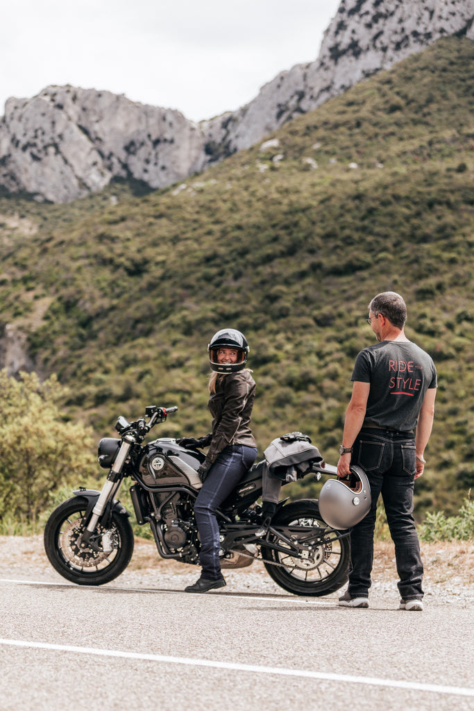 une femme à moto et un motard partent en balade.