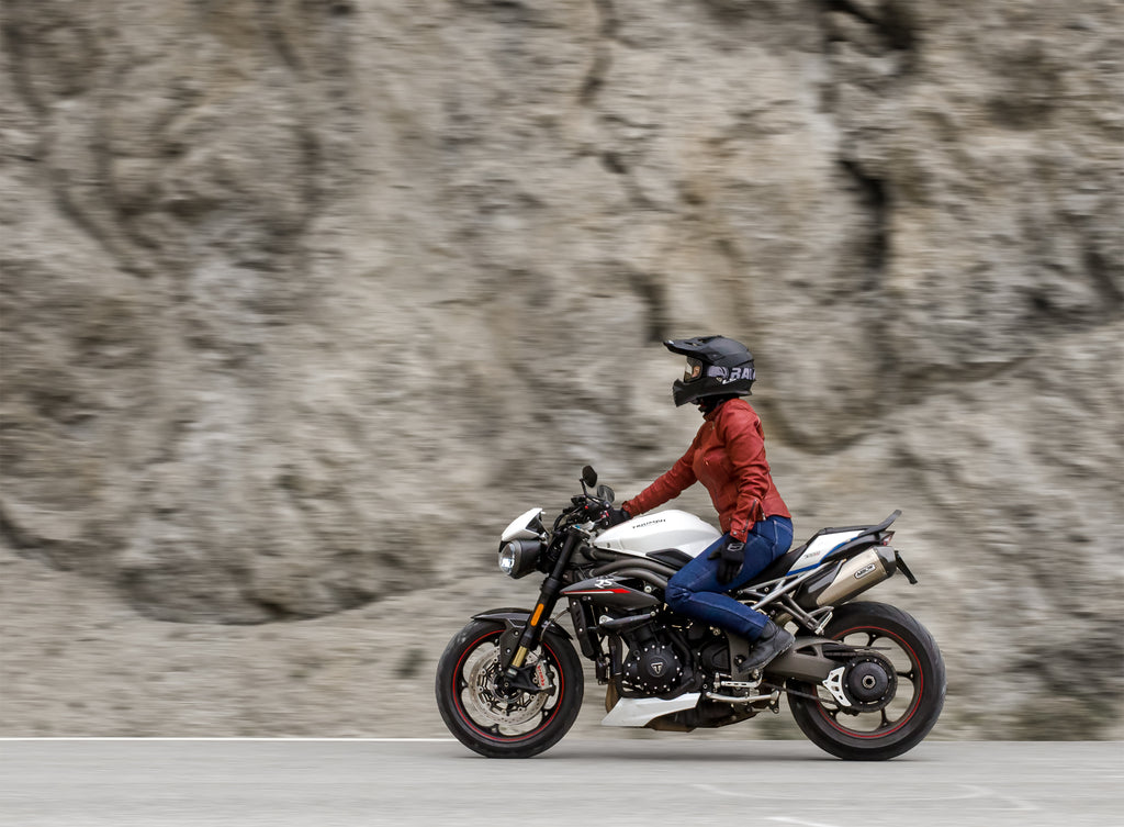 motarde roulant sur une moto