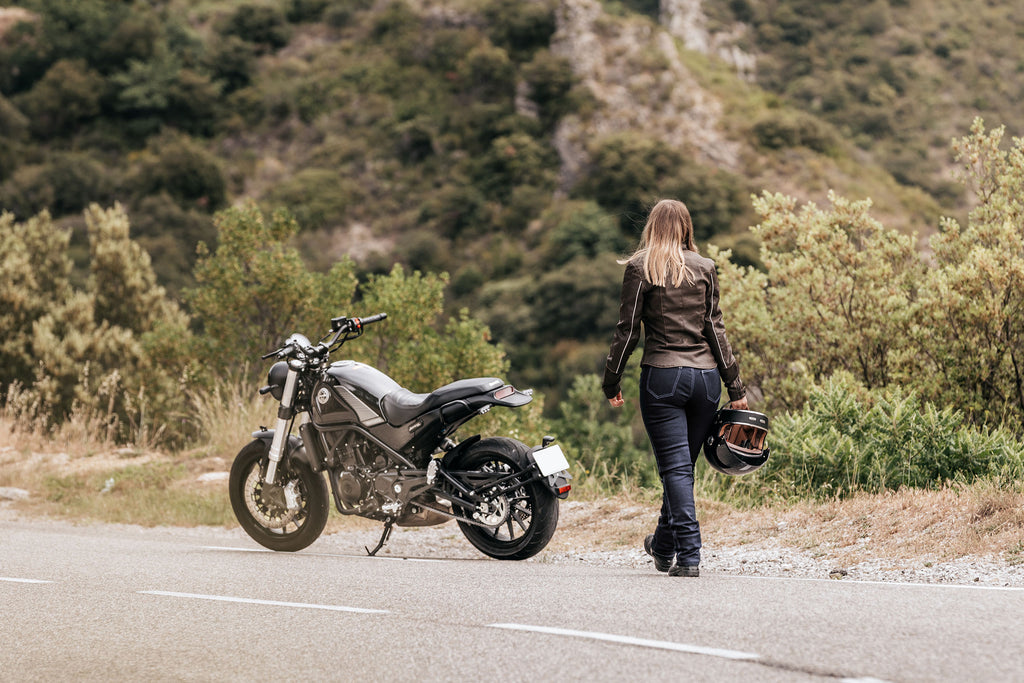 une moatrde avec sa moto prete à aller rouler