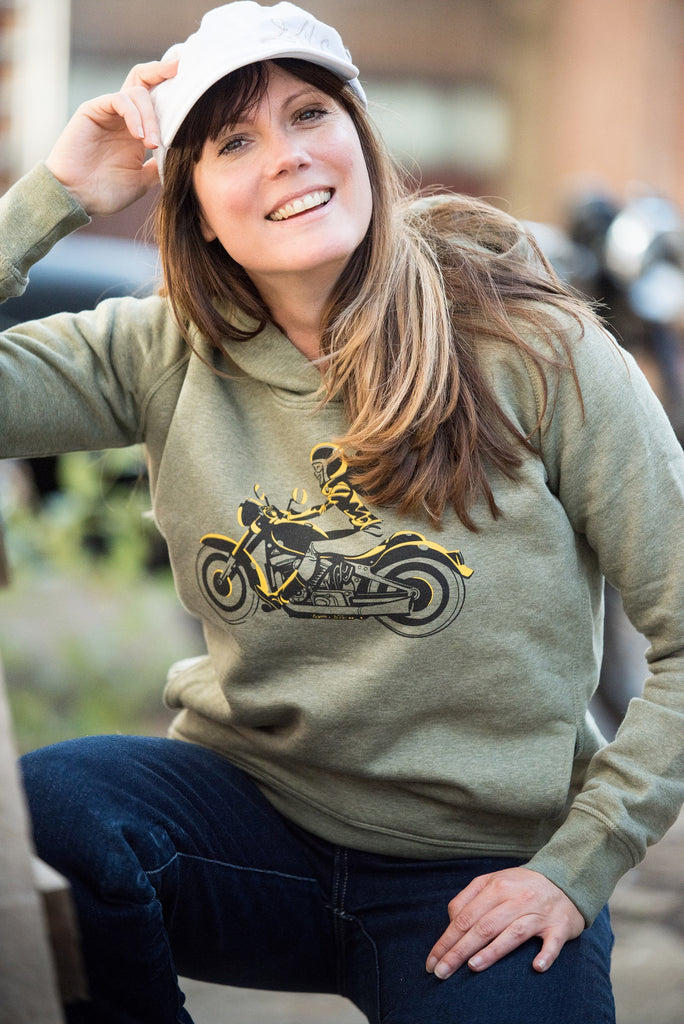 femme souriante avec un sweat motarde en coton biologique