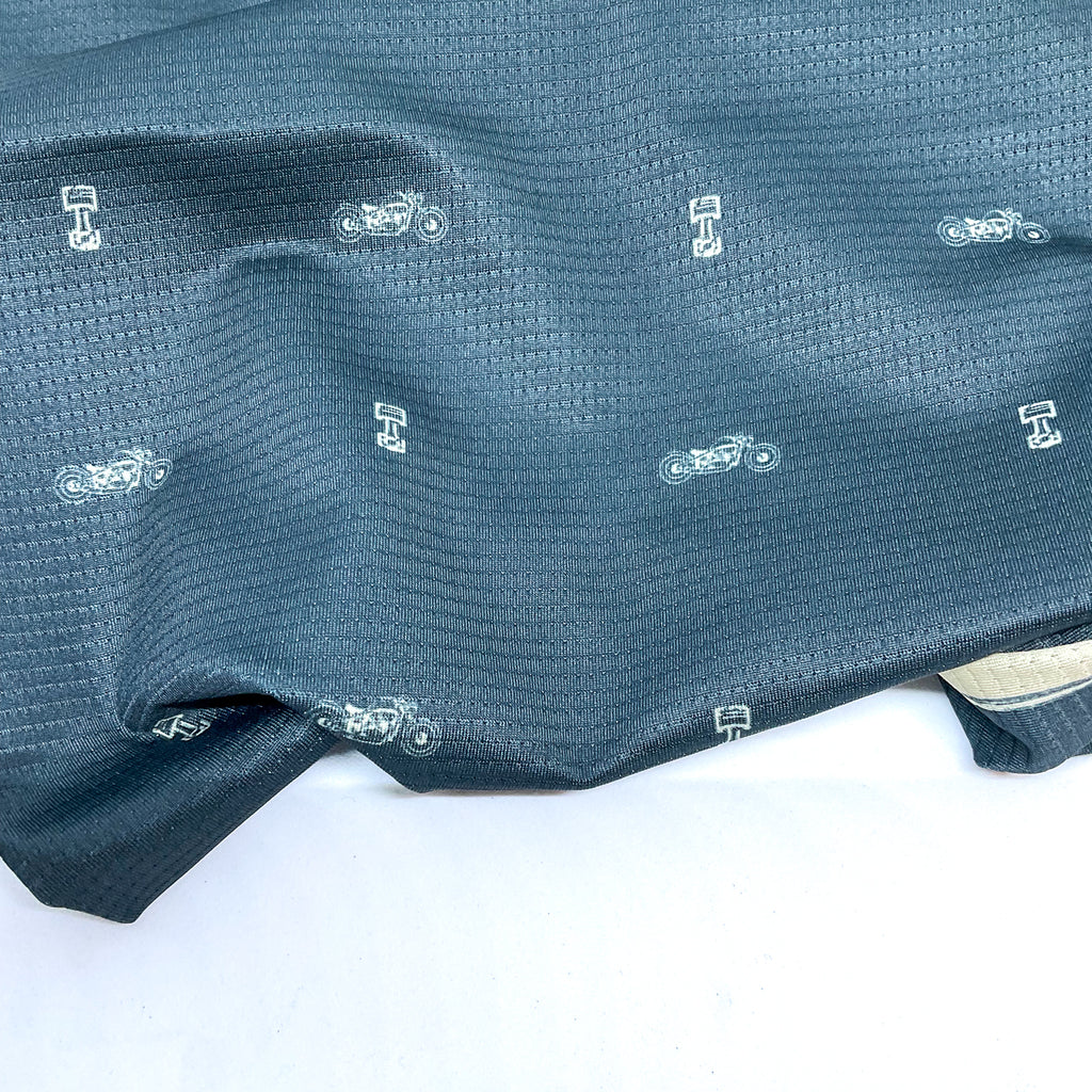 un tissu polyester très soyeux et léger réhaussé de motif moto.