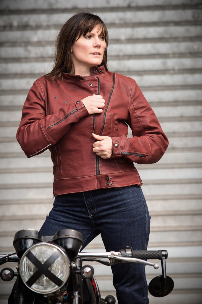 La veste moto bonnette est une veste protectrice et stylée pour les femmes motardes