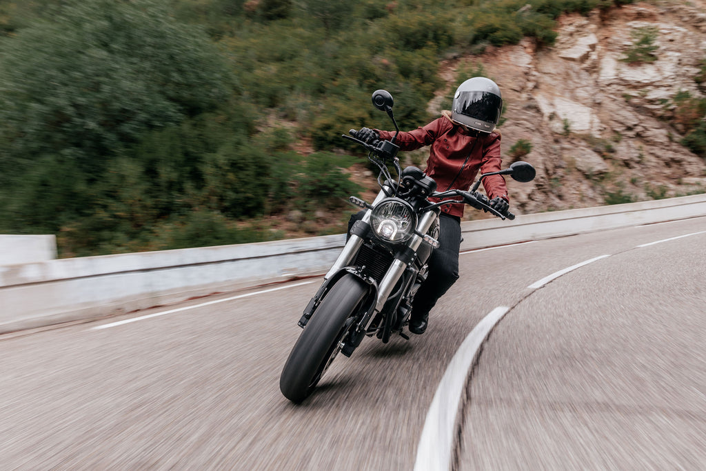 Rouler à moto en étant protégée avec une veste et un jean homologués