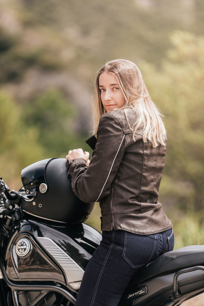 En version marron, le perfecto féminin descend plus bas dans le dos pour couvrir les reins