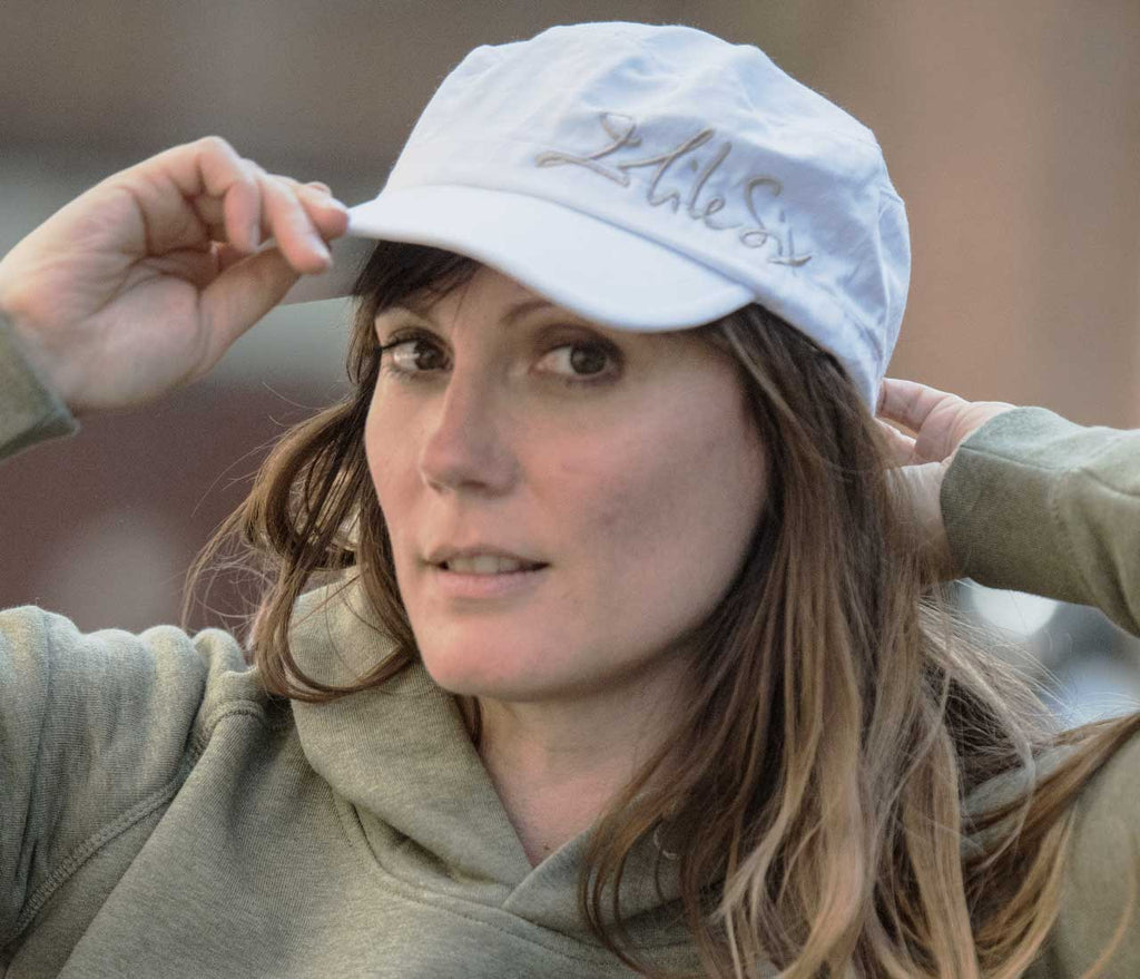 casquette défi en blanc. elle est très pratique en moto 