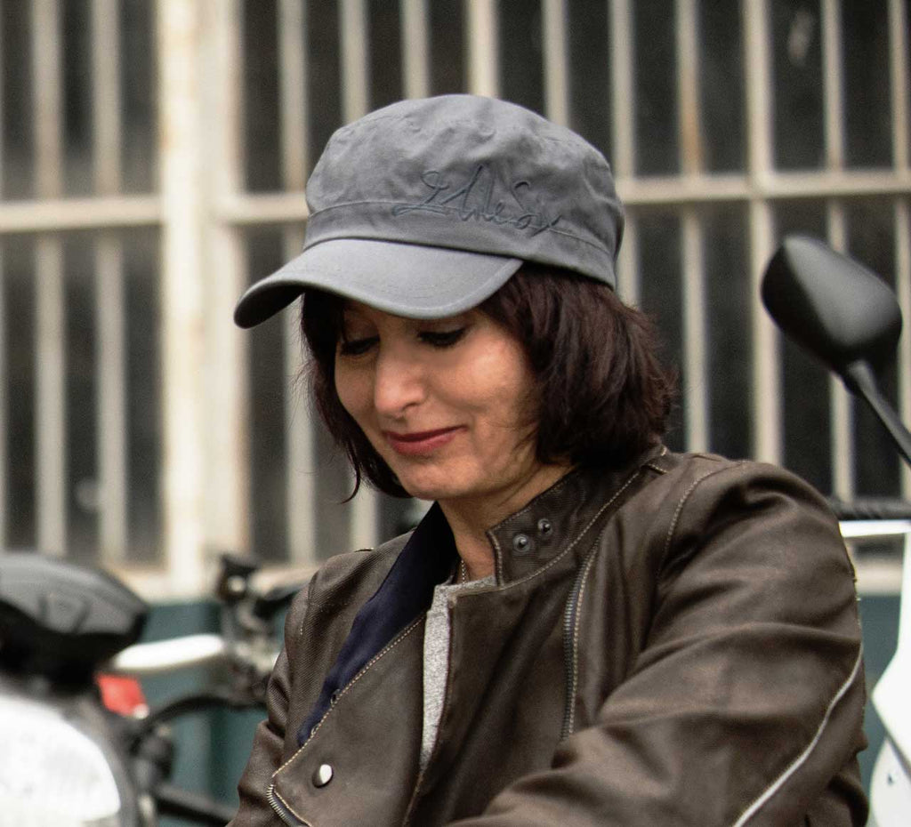 la casquette en gris portée, idéale pour les motardes et motards