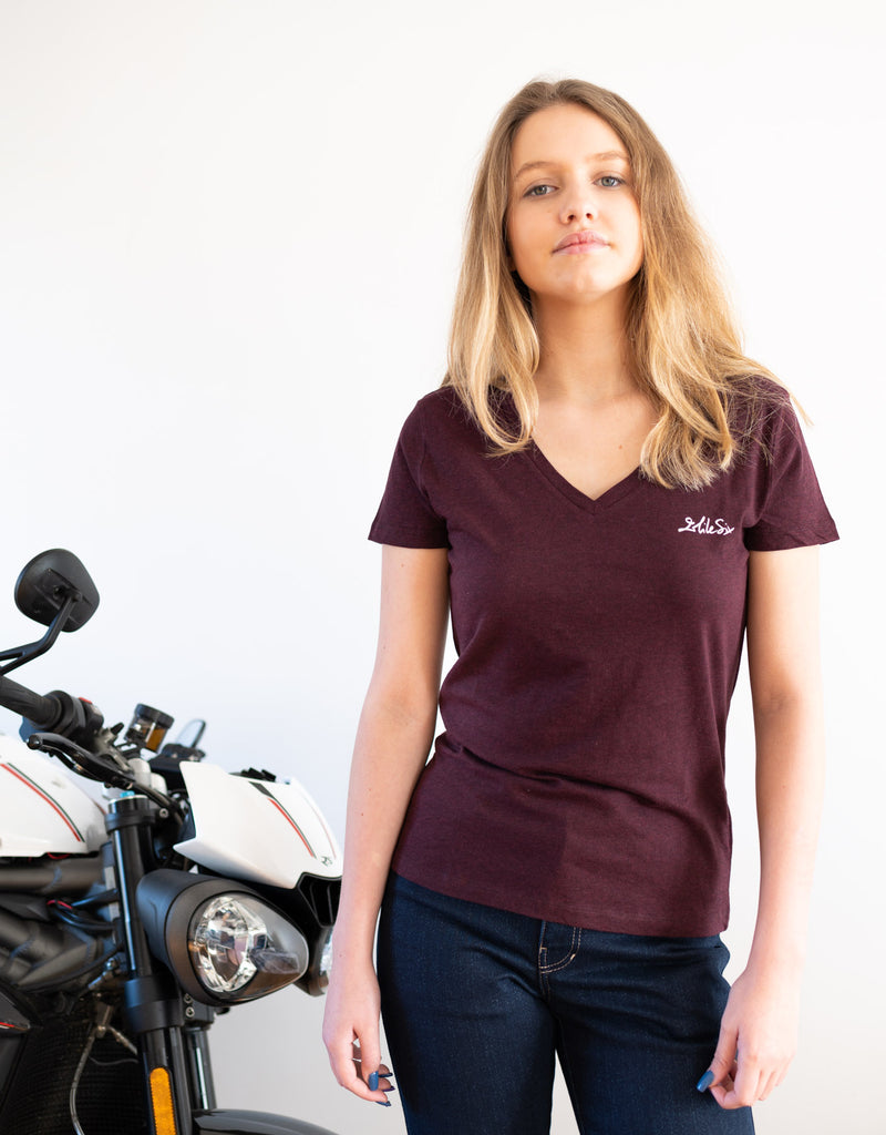 t-shirt moto fierce de couleur bordeaux face porté