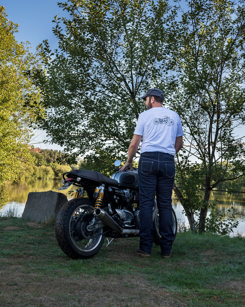 le jean remonte dans le dos pour couvrir les reins, le t-shirt bobby est sobre