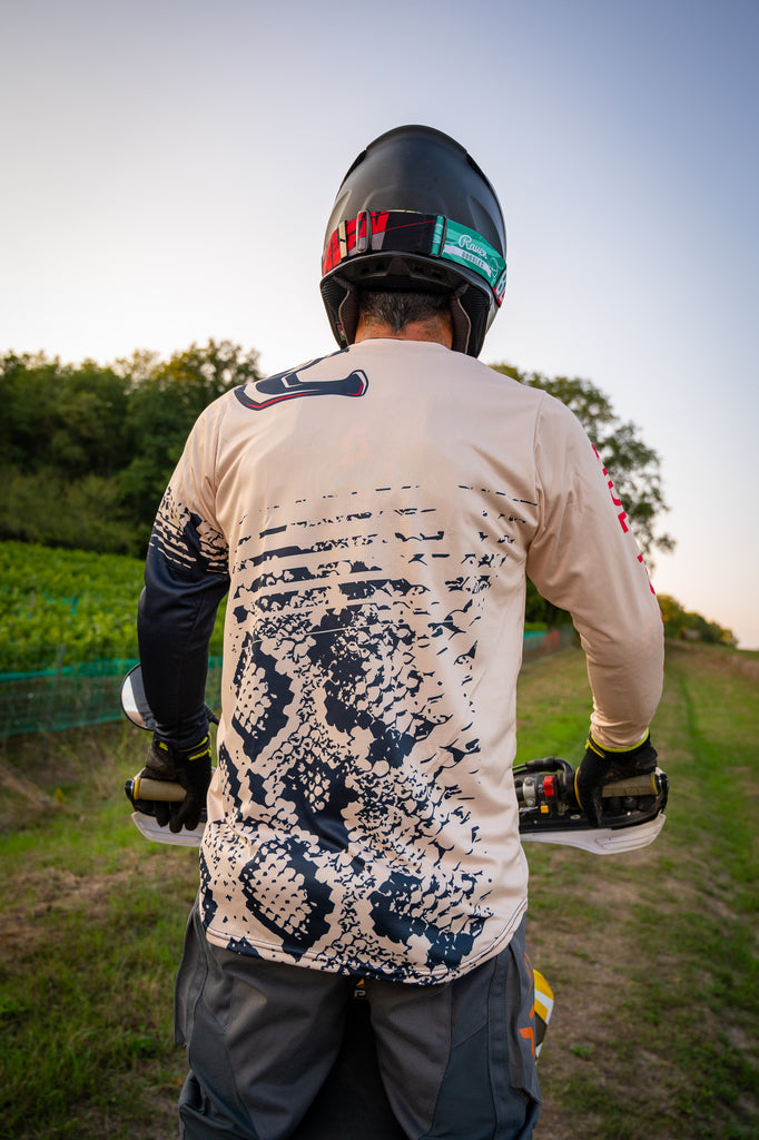 rouler à moto ou en vélo, le jersey en colori beige