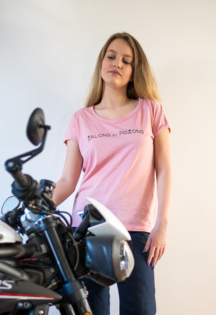 t-shirt rose talons, une coupe intemporelle